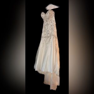 Absolutely stunning Mermaid style wedding dress Size 4, used like new